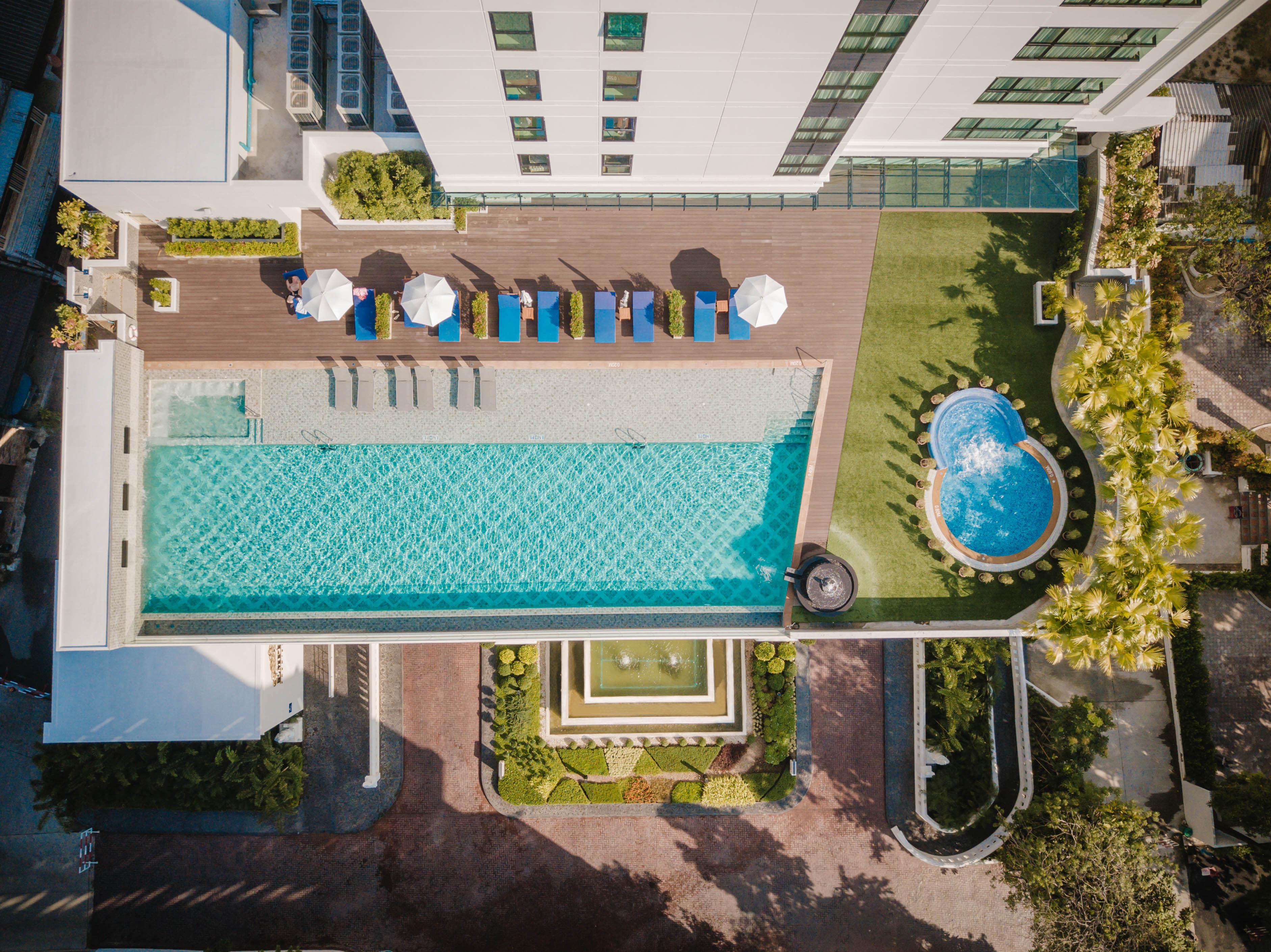 The Empress Premier Chiang Mai - Sha Extra Plus Bagian luar foto Aerial view of the pool at the hotel