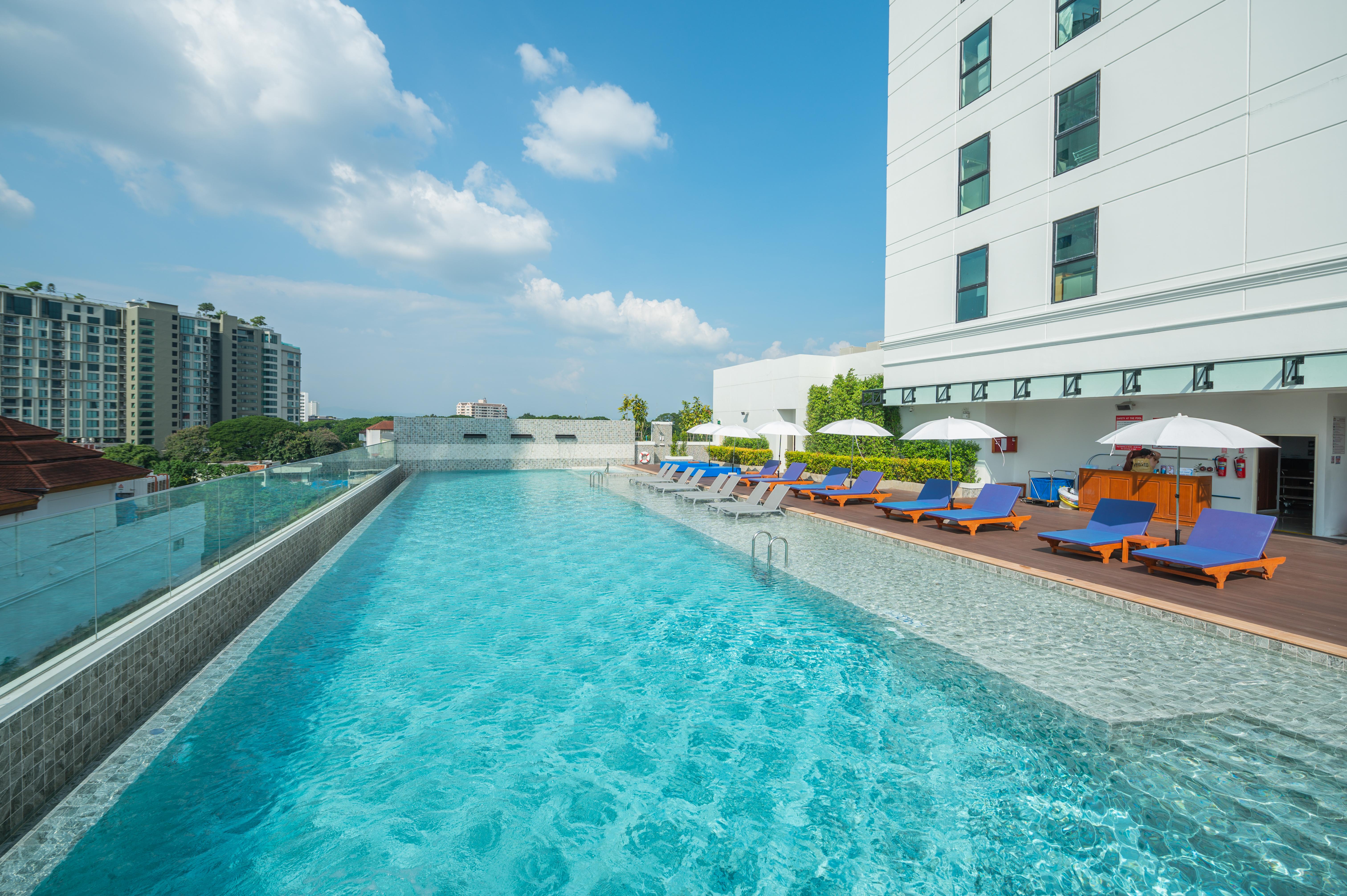The Empress Premier Chiang Mai - Sha Extra Plus Bagian luar foto The swimming pool at the hotel
