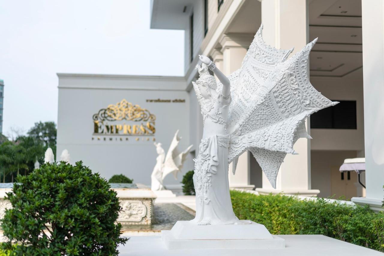 The Empress Premier Chiang Mai - Sha Extra Plus Bagian luar foto The statue of King Narai the Great at the Narai Hotel