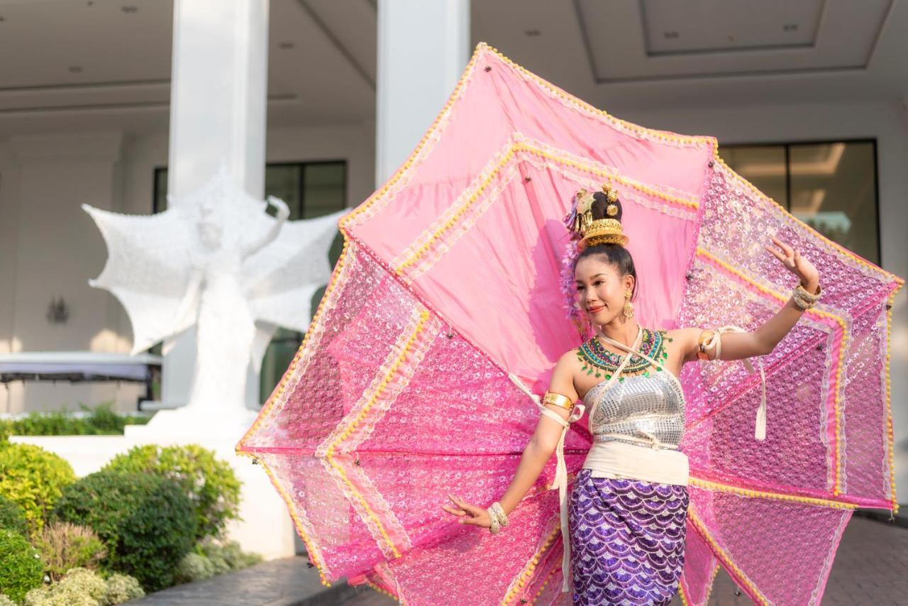 The Empress Premier Chiang Mai - Sha Extra Plus Bagian luar foto A dancer in traditional Thai attire