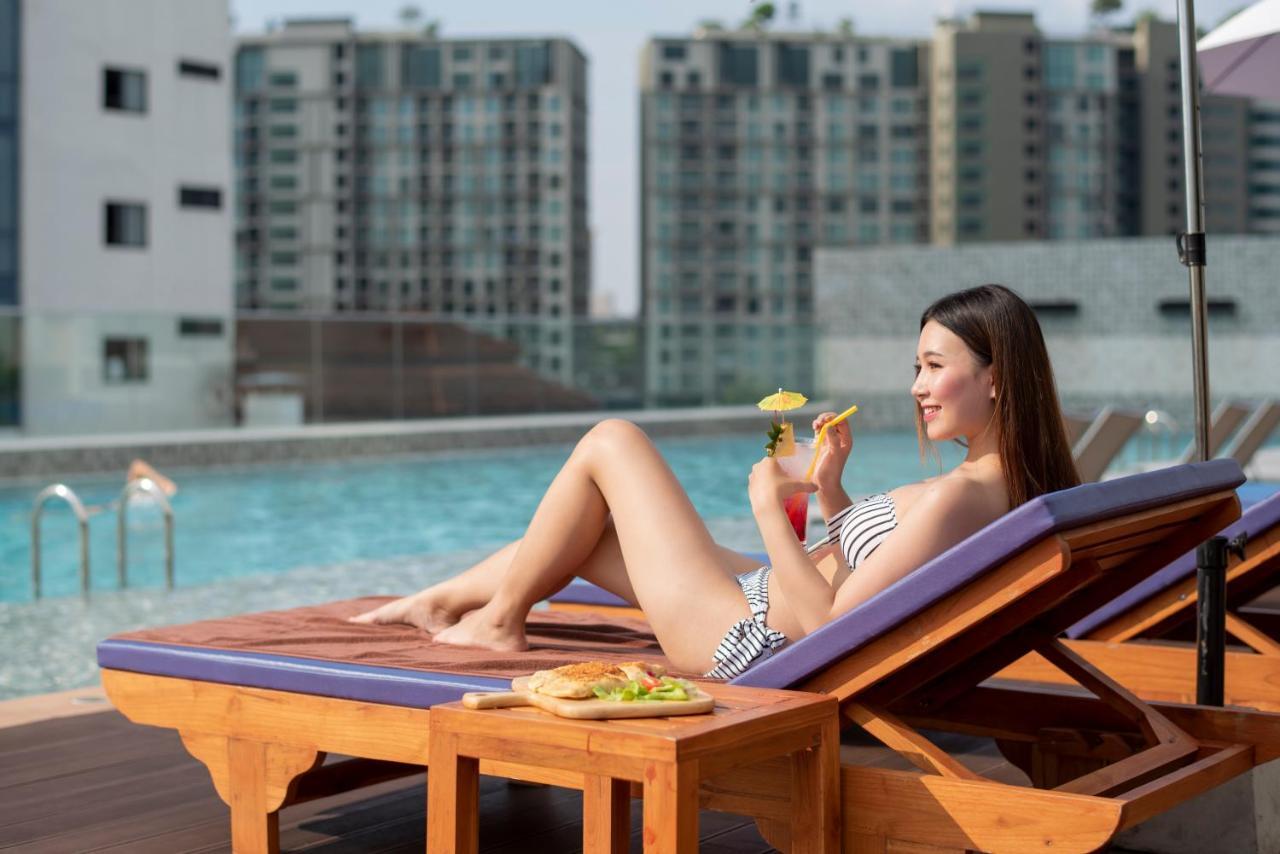 The Empress Premier Chiang Mai - Sha Extra Plus Bagian luar foto A woman sunbathing