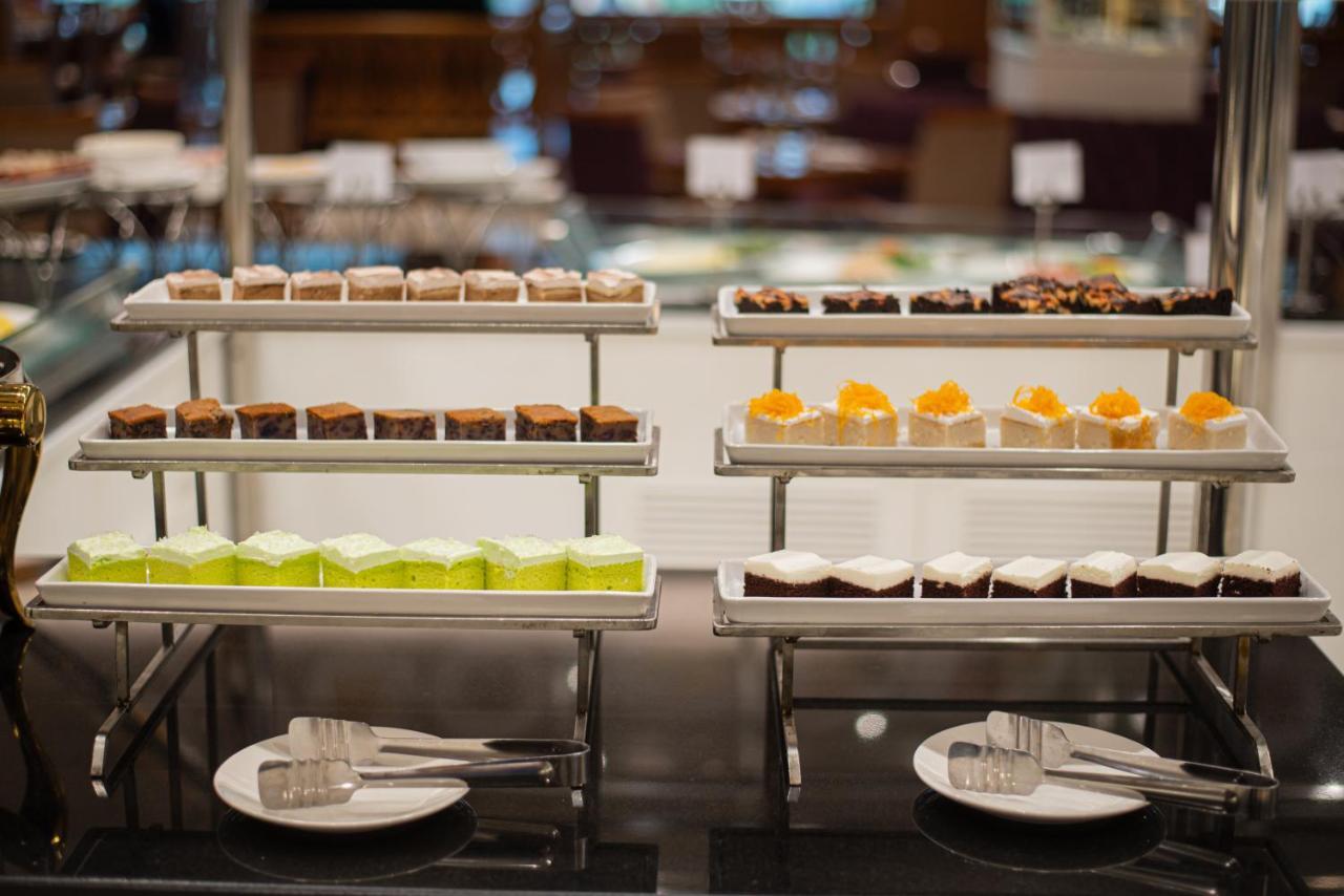 The Empress Premier Chiang Mai - Sha Extra Plus Bagian luar foto A dessert buffet