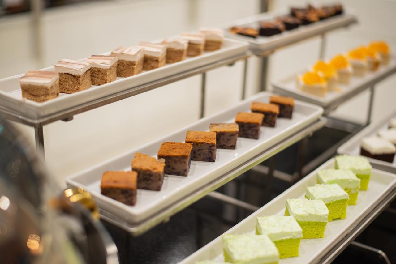 The Empress Premier Chiang Mai - Sha Extra Plus Bagian luar foto A selection of petit fours