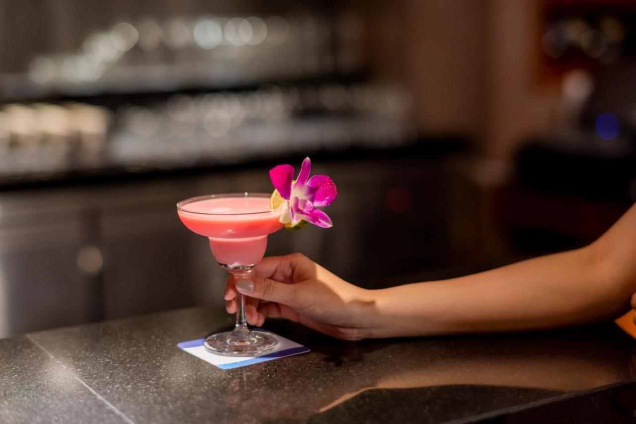 The Empress Premier Chiang Mai - Sha Extra Plus Bagian luar foto A cosmopolitan garnished with a lime and an orchid