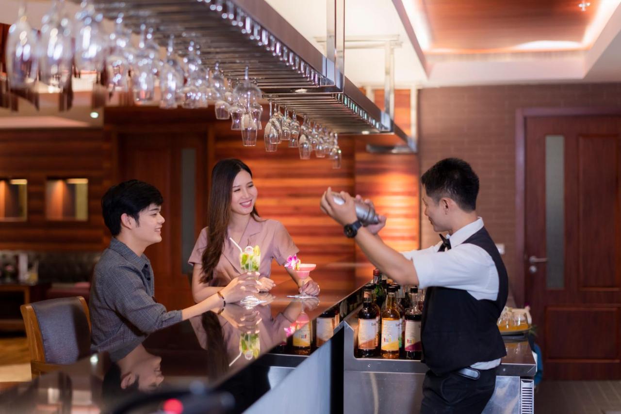 The Empress Premier Chiang Mai - Sha Extra Plus Bagian luar foto A bartender at work