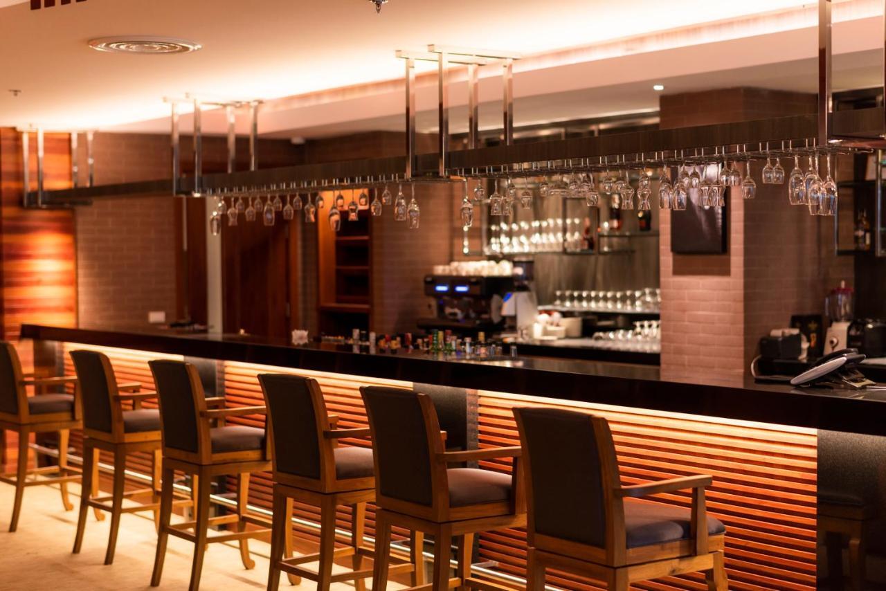 The Empress Premier Chiang Mai - Sha Extra Plus Bagian luar foto A bar at a hotel