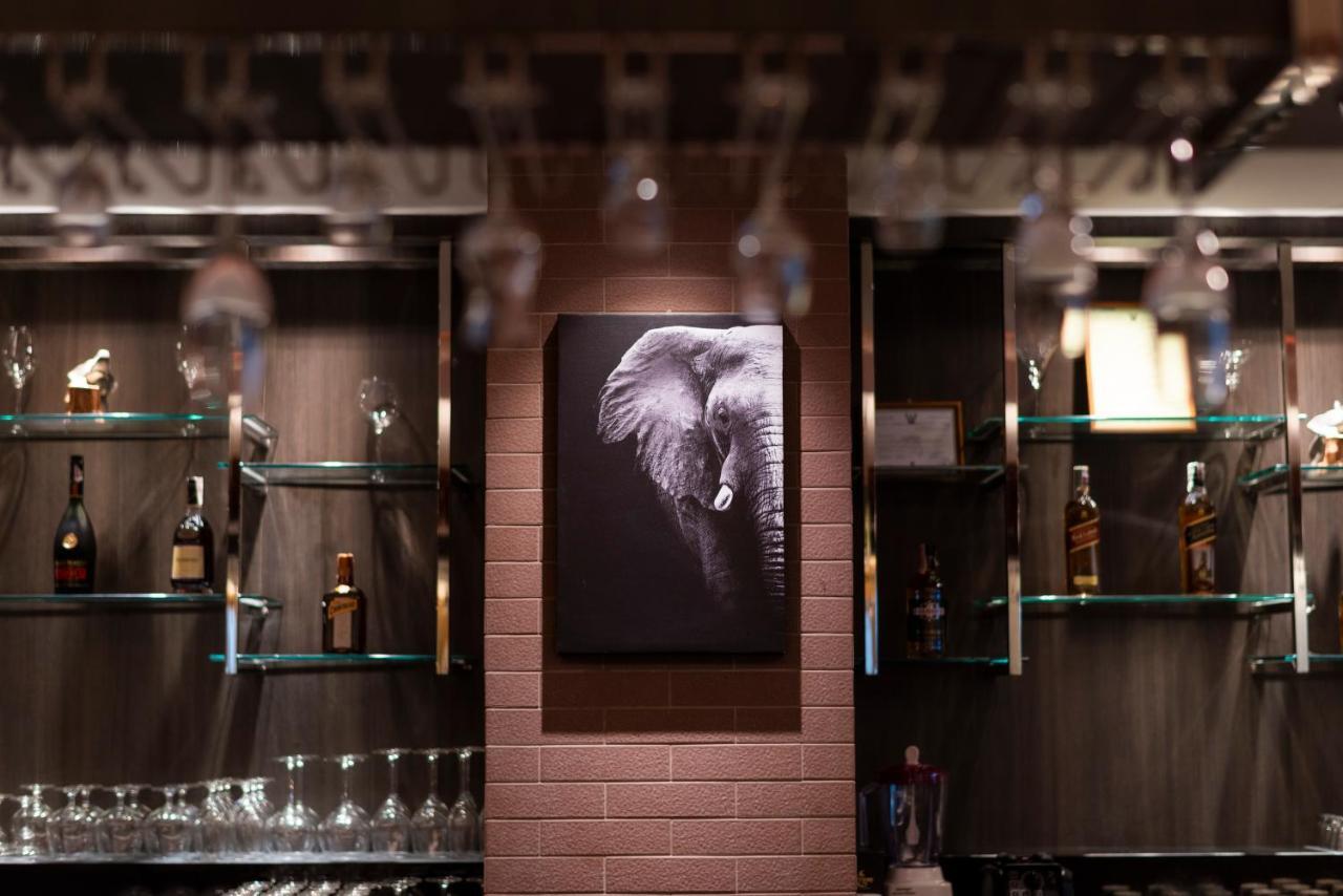 The Empress Premier Chiang Mai - Sha Extra Plus Bagian luar foto The bar at the Elephant House