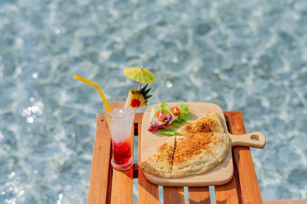 The Empress Premier Chiang Mai - Sha Extra Plus Bagian luar foto A typical poolside snack