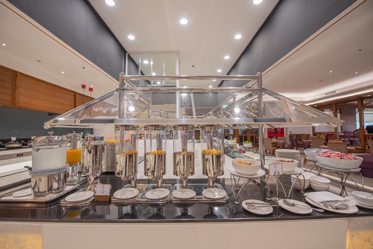 The Empress Premier Chiang Mai - Sha Extra Plus Bagian luar foto A buffet at a hotel