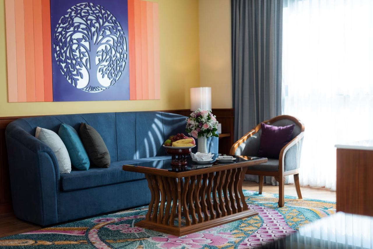 The Empress Premier Chiang Mai - Sha Extra Plus Bagian luar foto A living room in a hotel