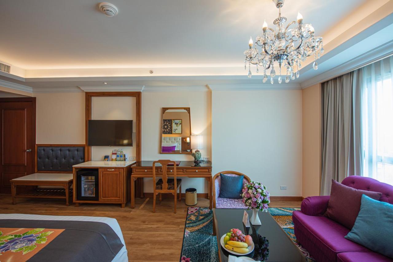 The Empress Premier Chiang Mai - Sha Extra Plus Bagian luar foto A suite at the hotel