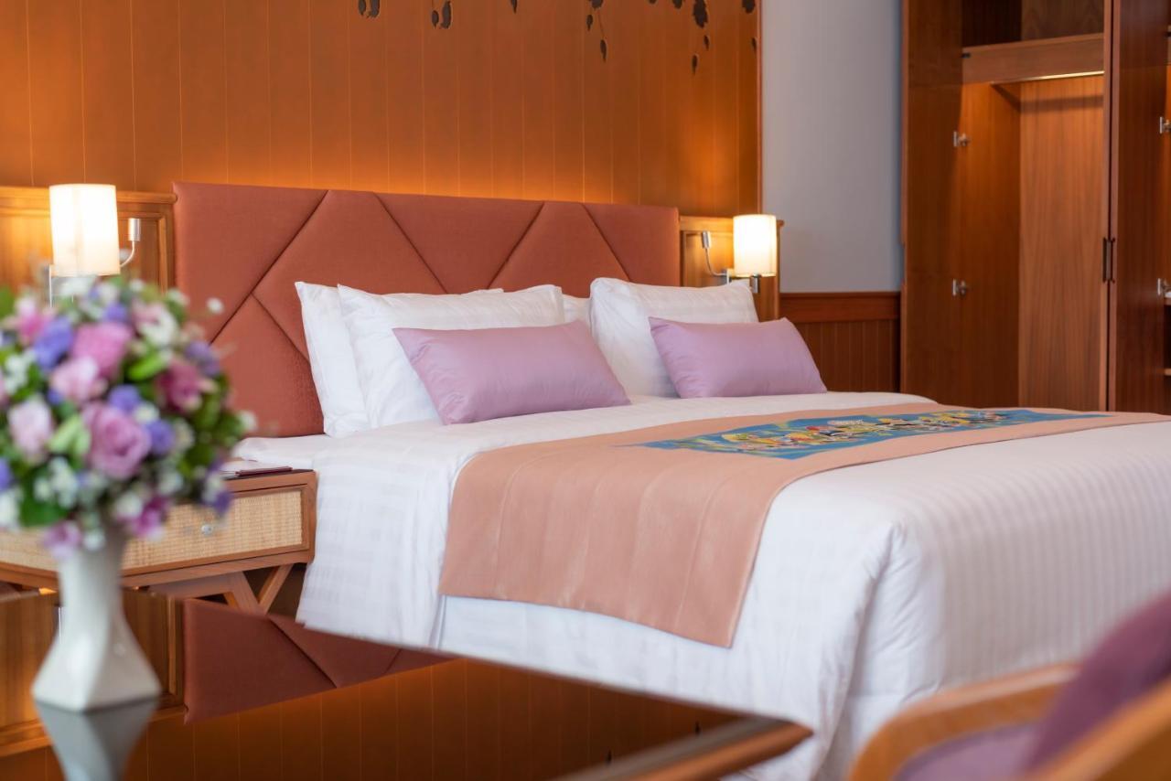 The Empress Premier Chiang Mai - Sha Extra Plus Bagian luar foto A bed in a hotel room